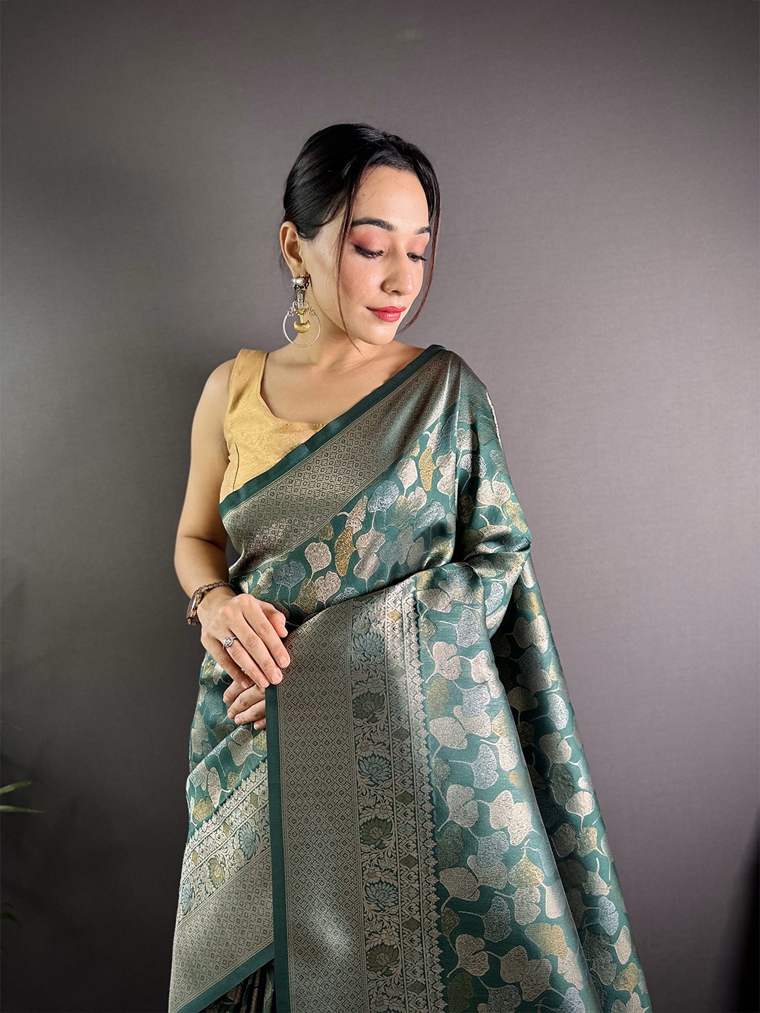 

NIWAA Woven Design Zari Pure Silk Saree, Green