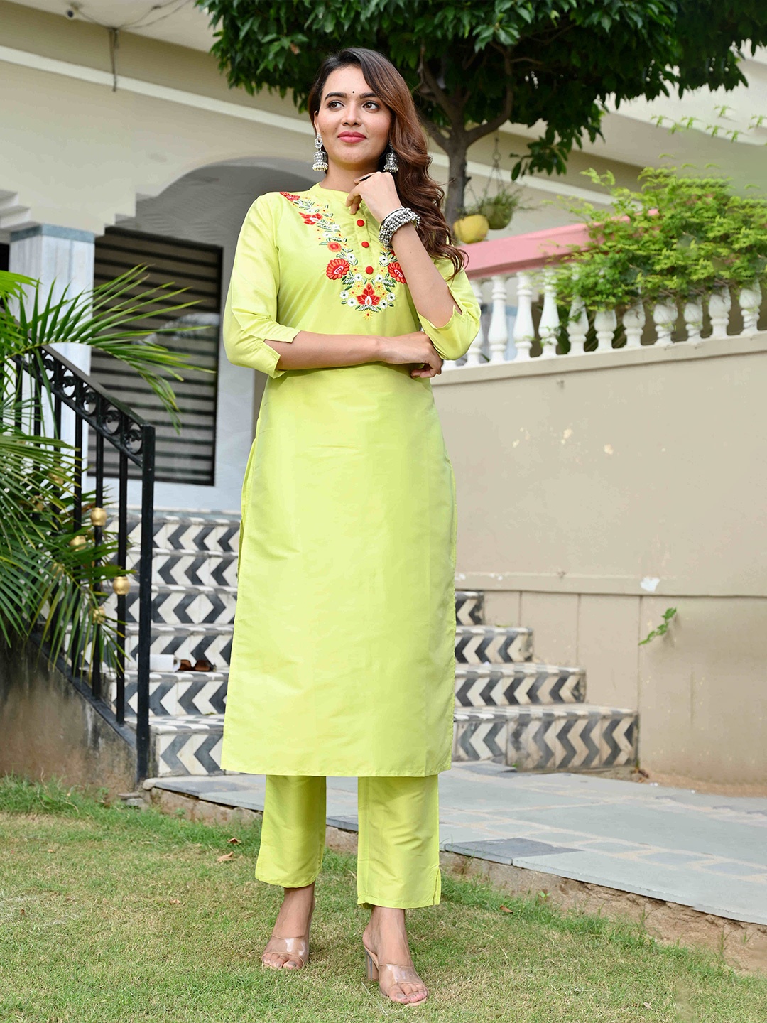 

DIVASTRI Embroidered Mandarin Collar Kurta with Trousers, Green