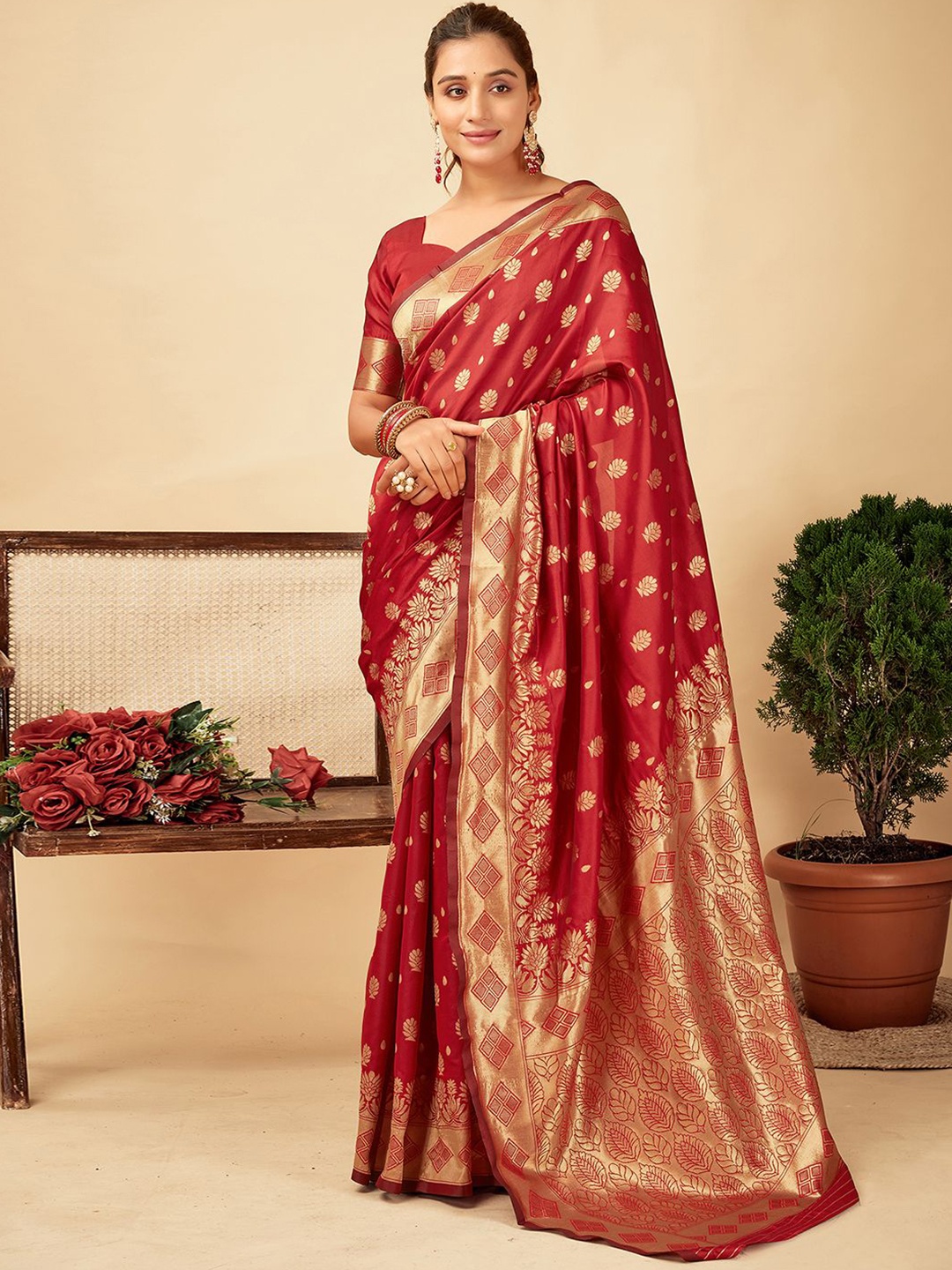 

HERE&NOW Woven Design Zari Silk Blend Banarasi Saree, Red
