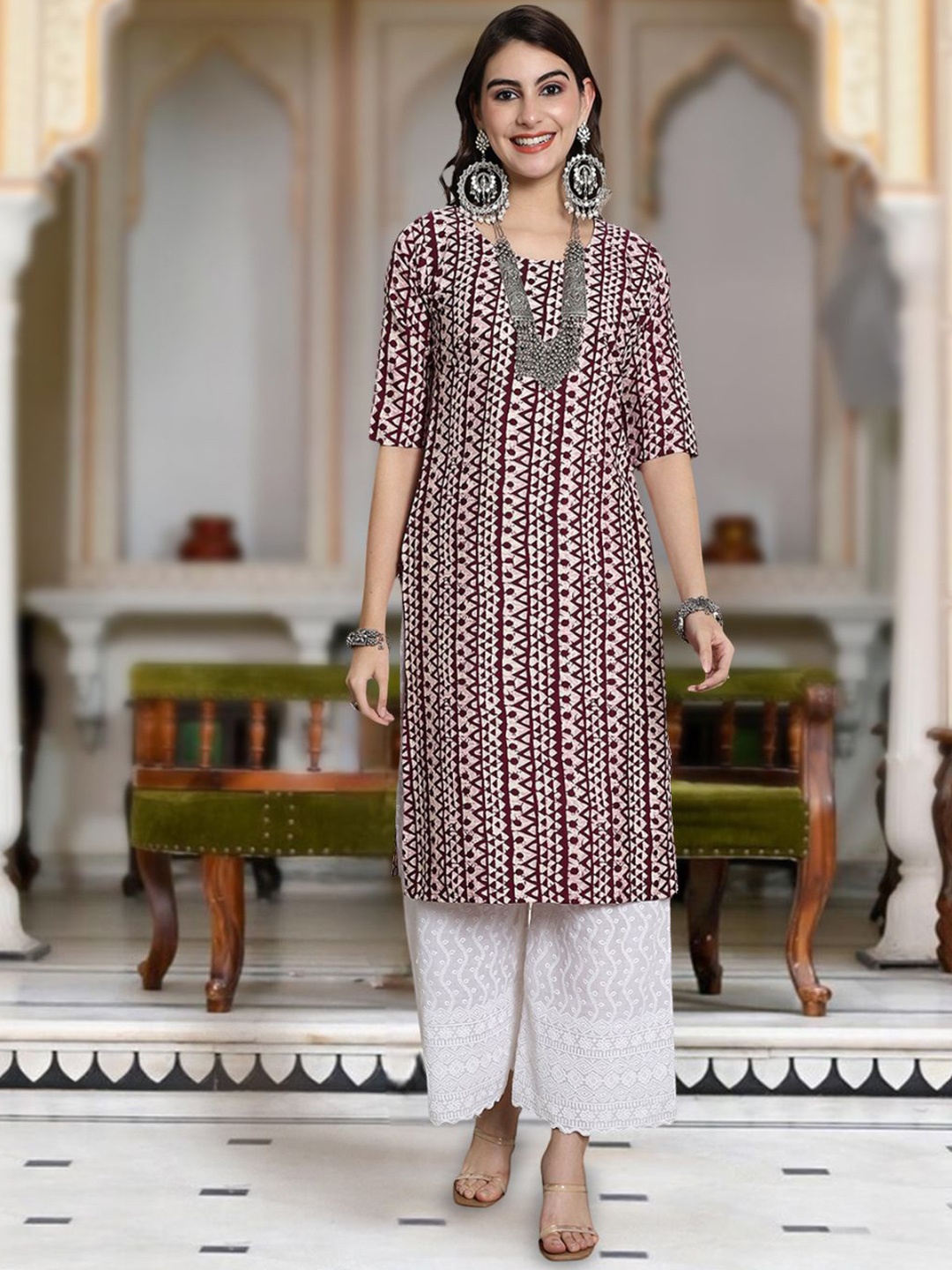 

Moda Rapido Geometric Printed Round Neck Straight Kurta, Maroon