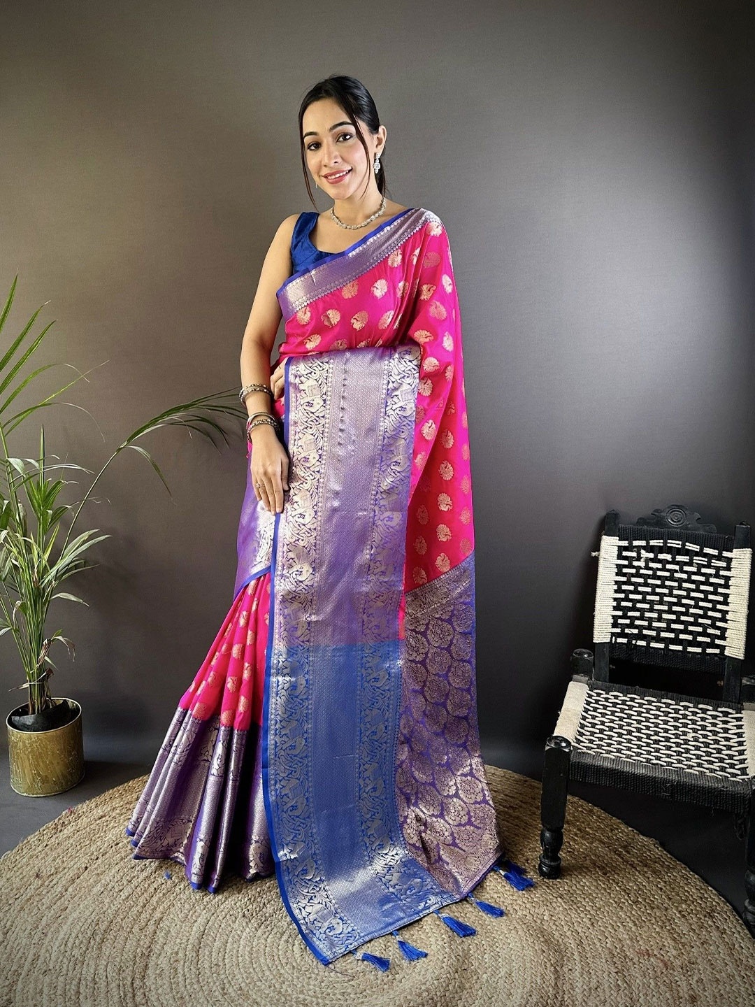 

NIWAA Woven Design Zari Pure Silk Kanjeevaram Saree, Pink