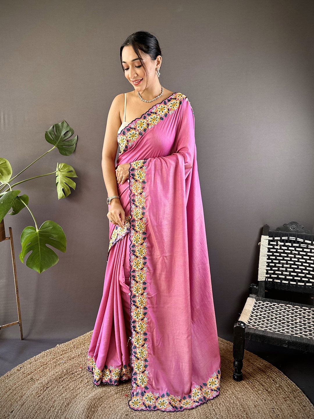 

NIWAA Embroidered Tissue Saree, Pink