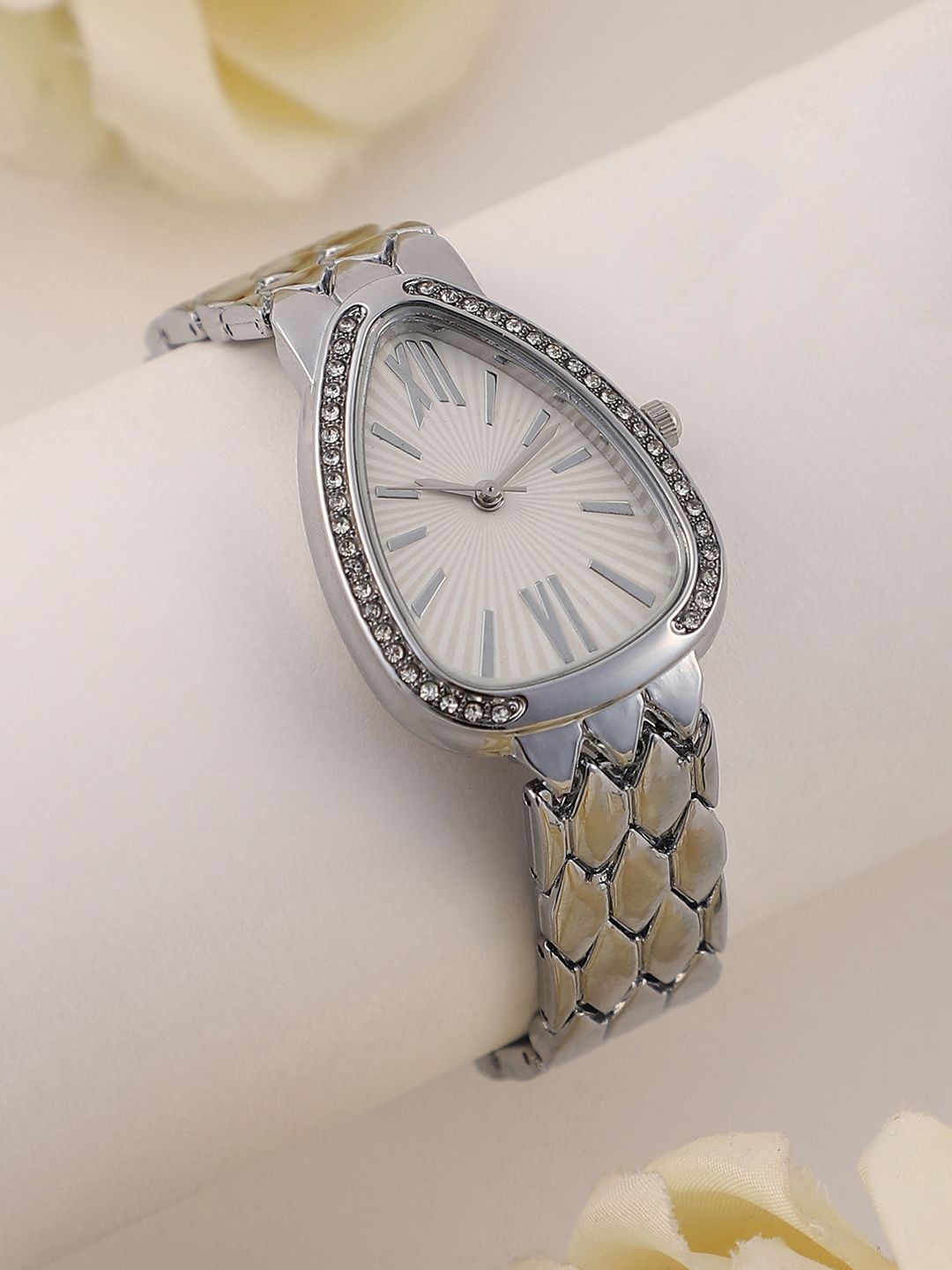 

HAUTE SAUCE by Campus Sutra Women Embellished Dial & Stainless Steel Bracelet Style Straps Analogue Watch, Silver