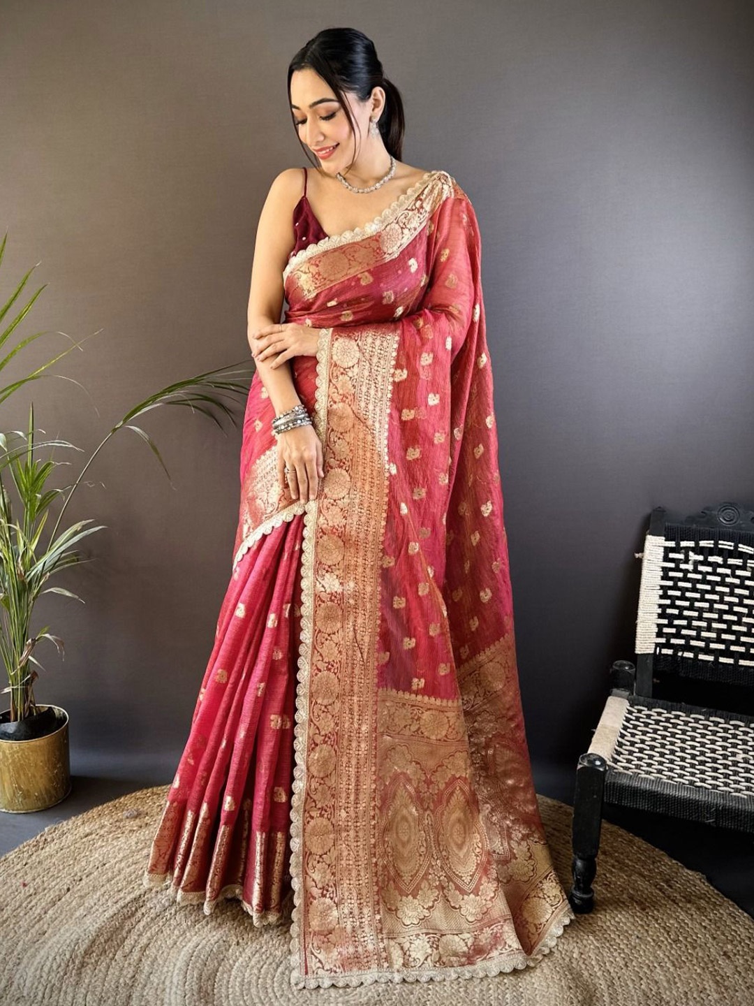 

NIWAA Woven Design Zari Tissue Banarasi Saree, Red