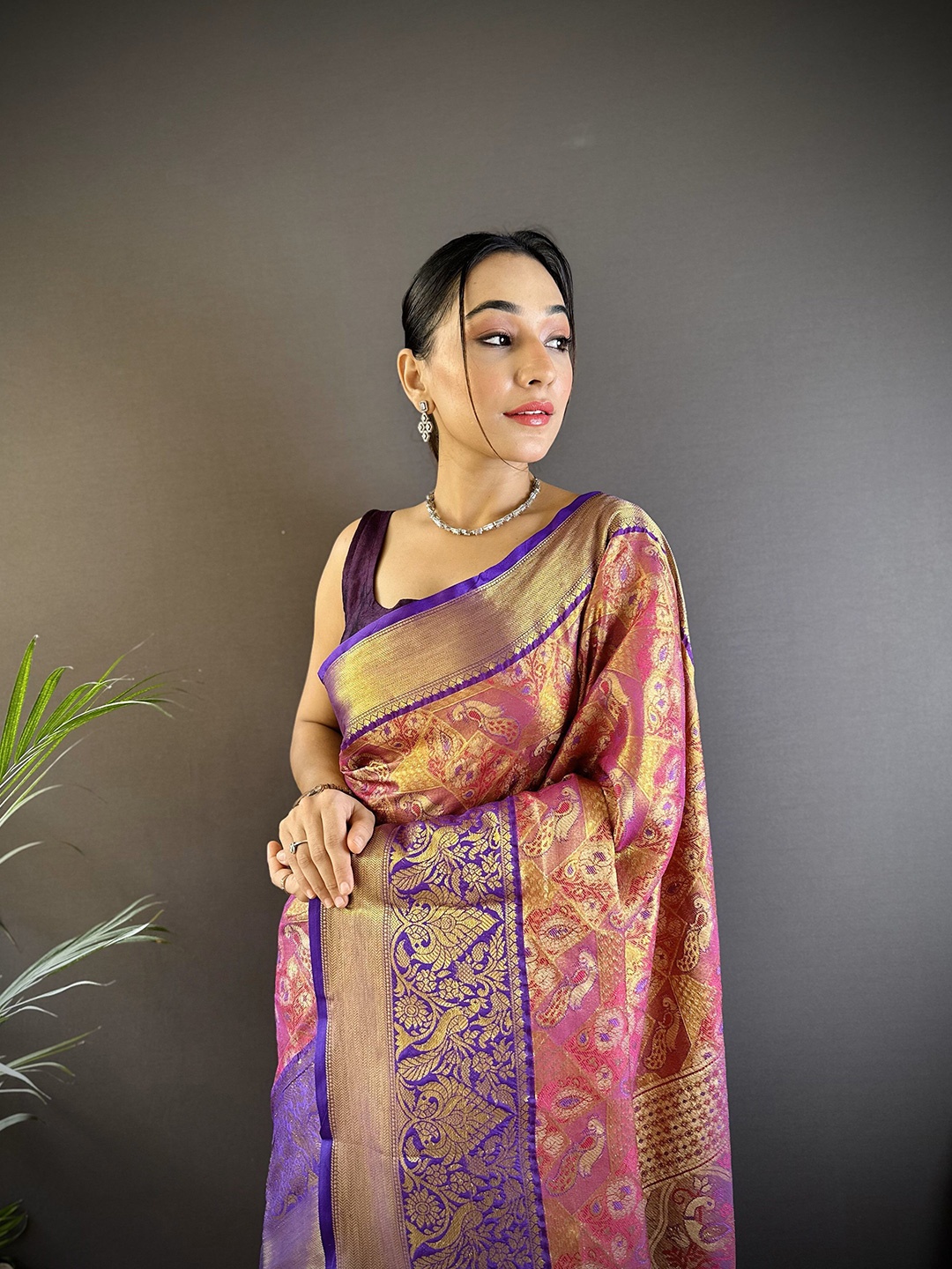 

NIWAA Woven Design Zari Tissue Kanjeevaram Saree, Fuchsia
