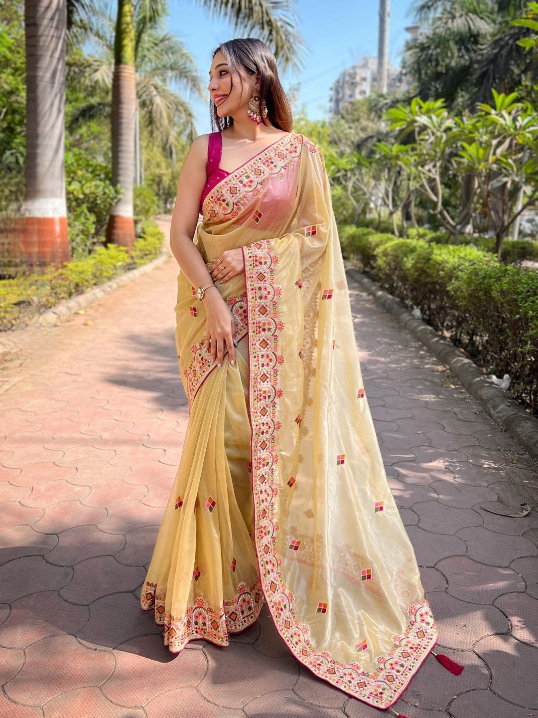 

Panzora Embroidered Tissue Saree, Beige