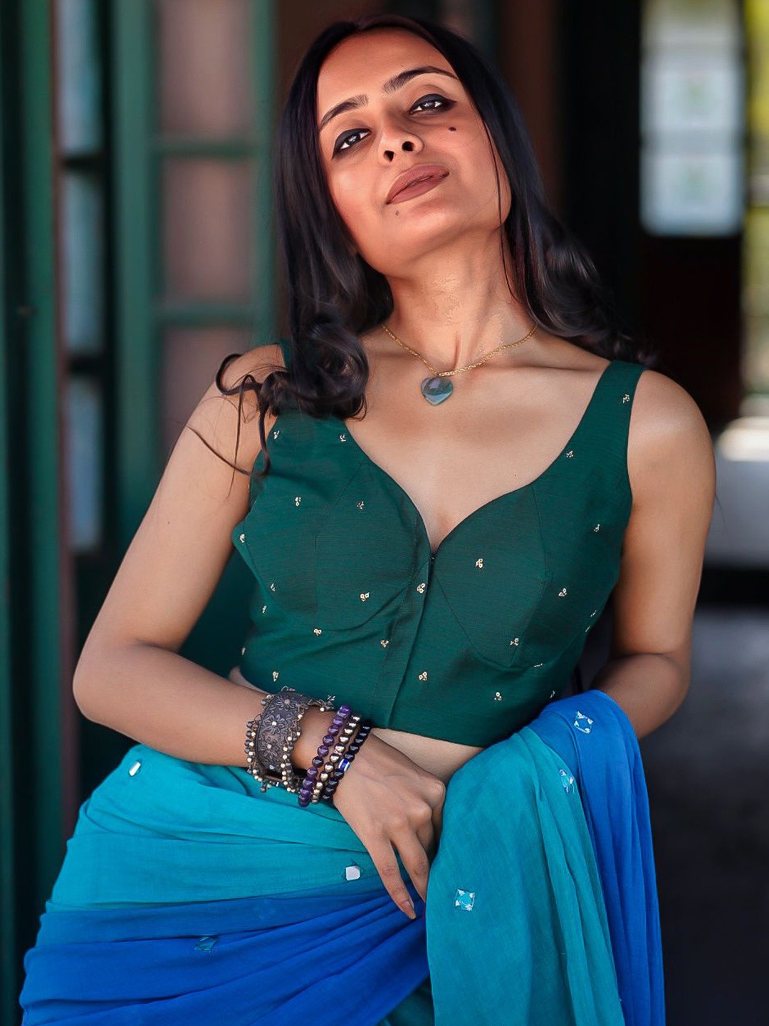 

MONRI Green Sleeveless V-Neck Saree Blouse