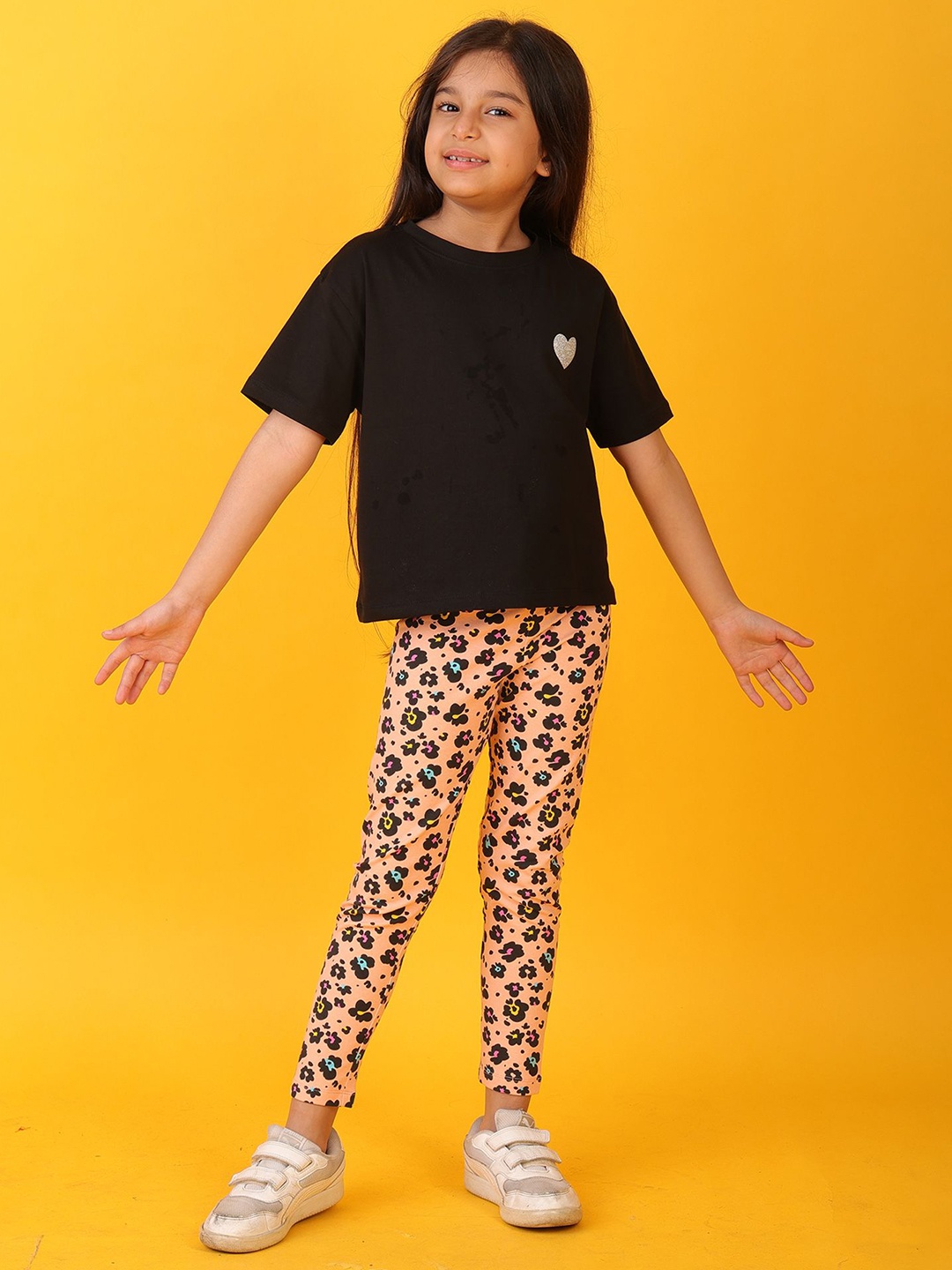 

Anthrilo Girls Printed T-shirt with Leggings, Black