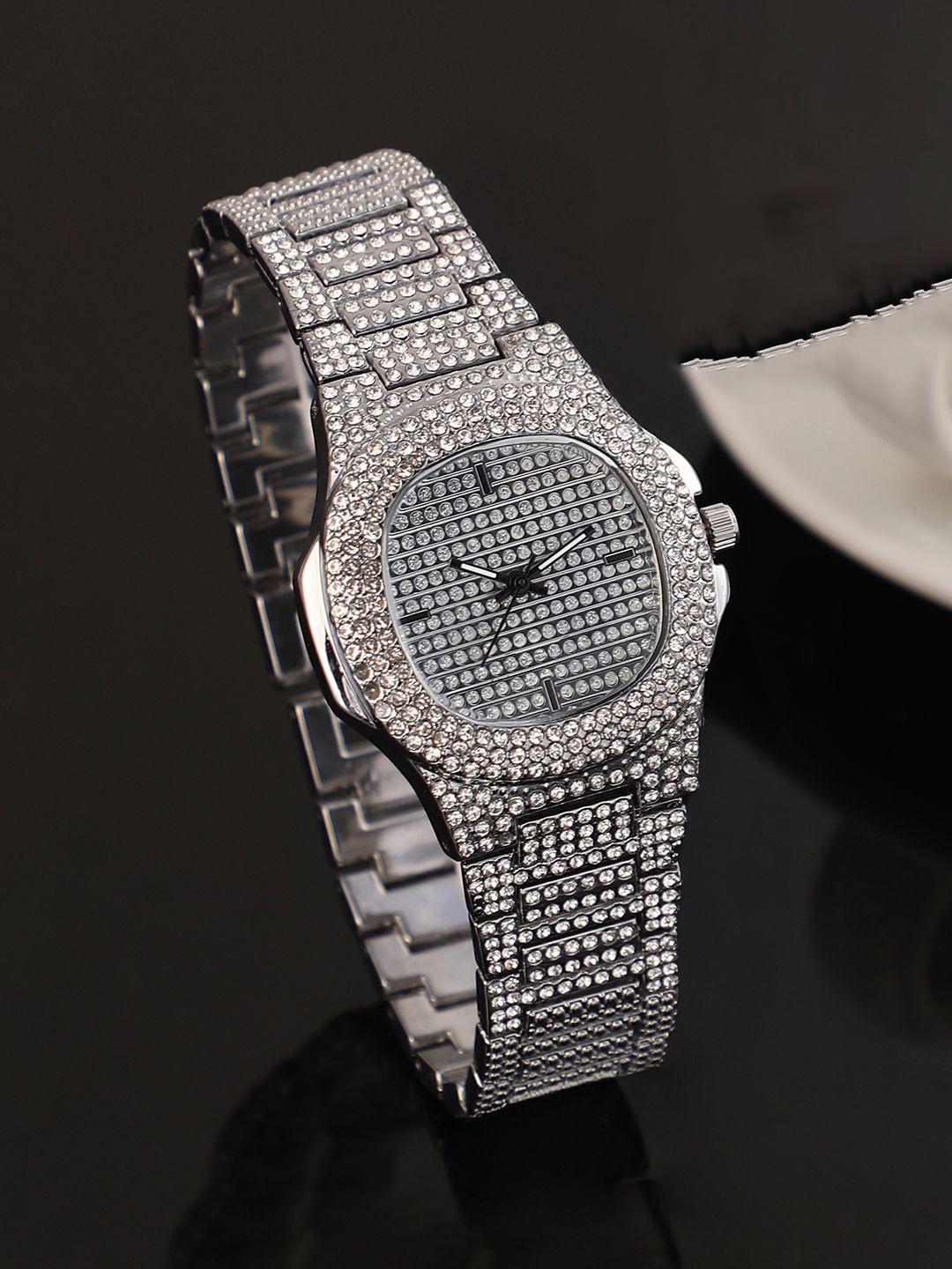 

HAUTE SAUCE by Campus Sutra Women Embellished Dial & Stainless Steel Bracelet Style Straps Analogue Watch, Silver