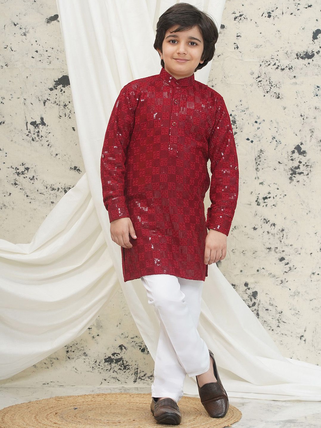 

Aj DEZInES Boys Ethnic Motifs Embroidered Regular Sequinned Kurta with Pyjamas, Maroon
