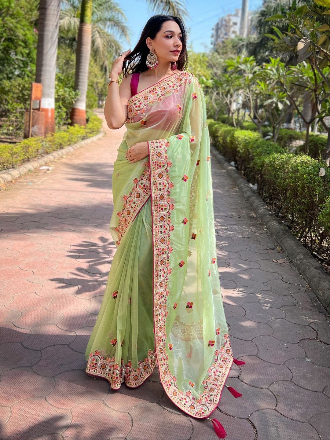 

DIVASTRI Floral Embroidered Tissue Saree, Green