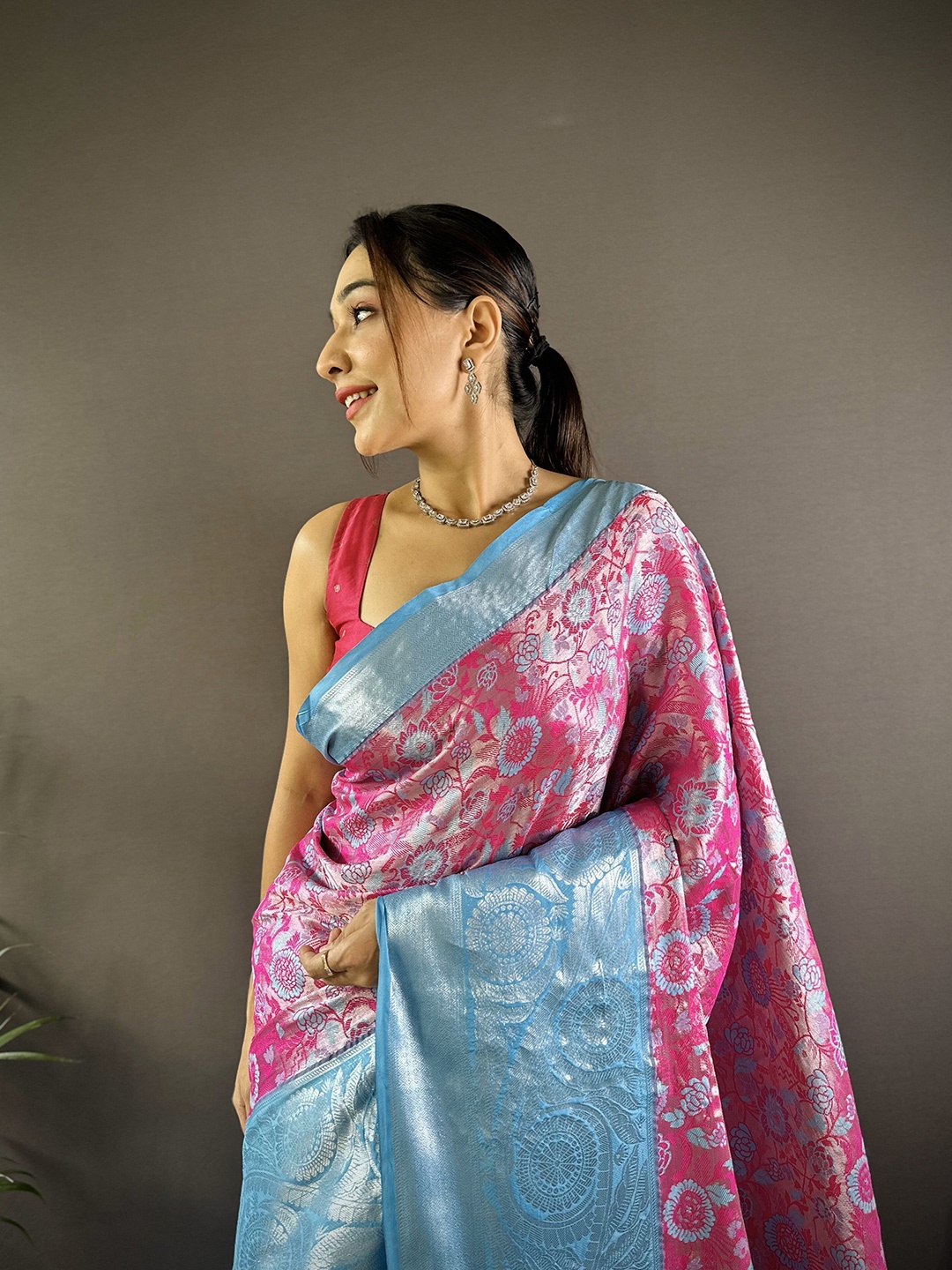

NIWAA Woven Design Zari Tissue Kanjeevaram Saree, Fuchsia