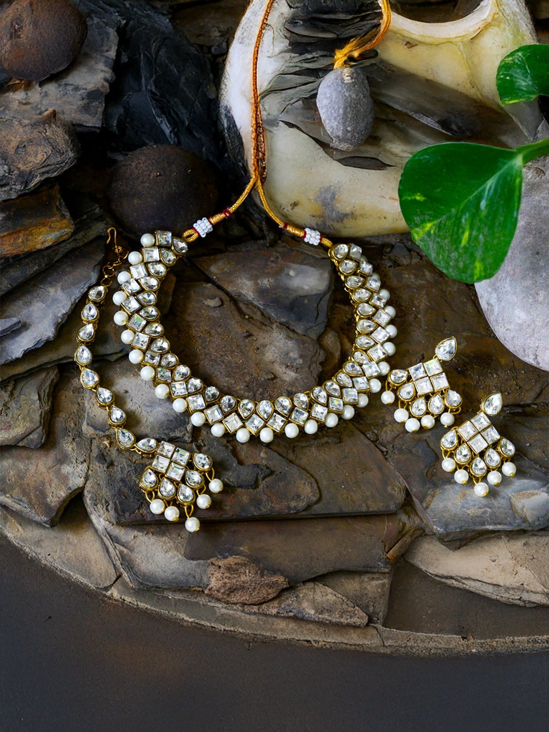 

VIPY HANGER Stone Studded & Beaded Jewellery Set, Gold