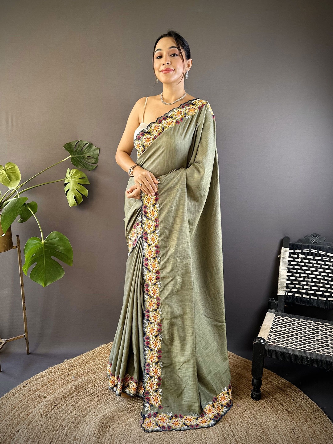 

NIWAA Embroidered Tissue Saree, Green
