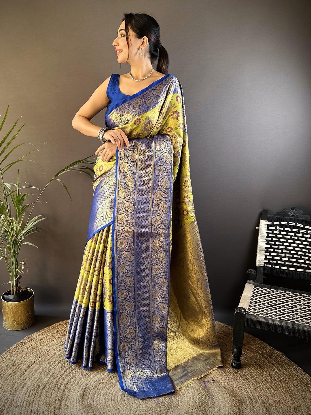 

NIWAA Woven Design Zari Tissue Kanjeevaram Saree, Green