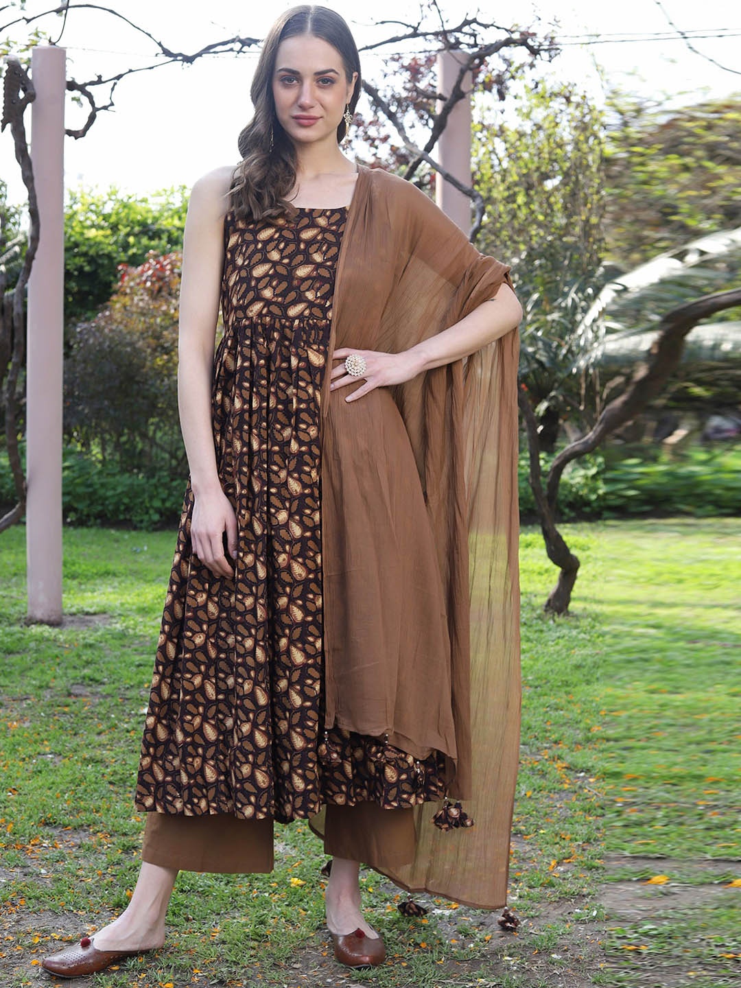 

HRITIKA Floral Printed A-Line Kurta With Palazzos & Dupatta, Brown