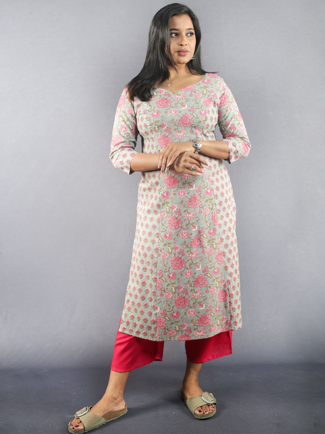 

ZARIA Women Floral Printed Cotton Notch Neck Straight Kurta, Grey