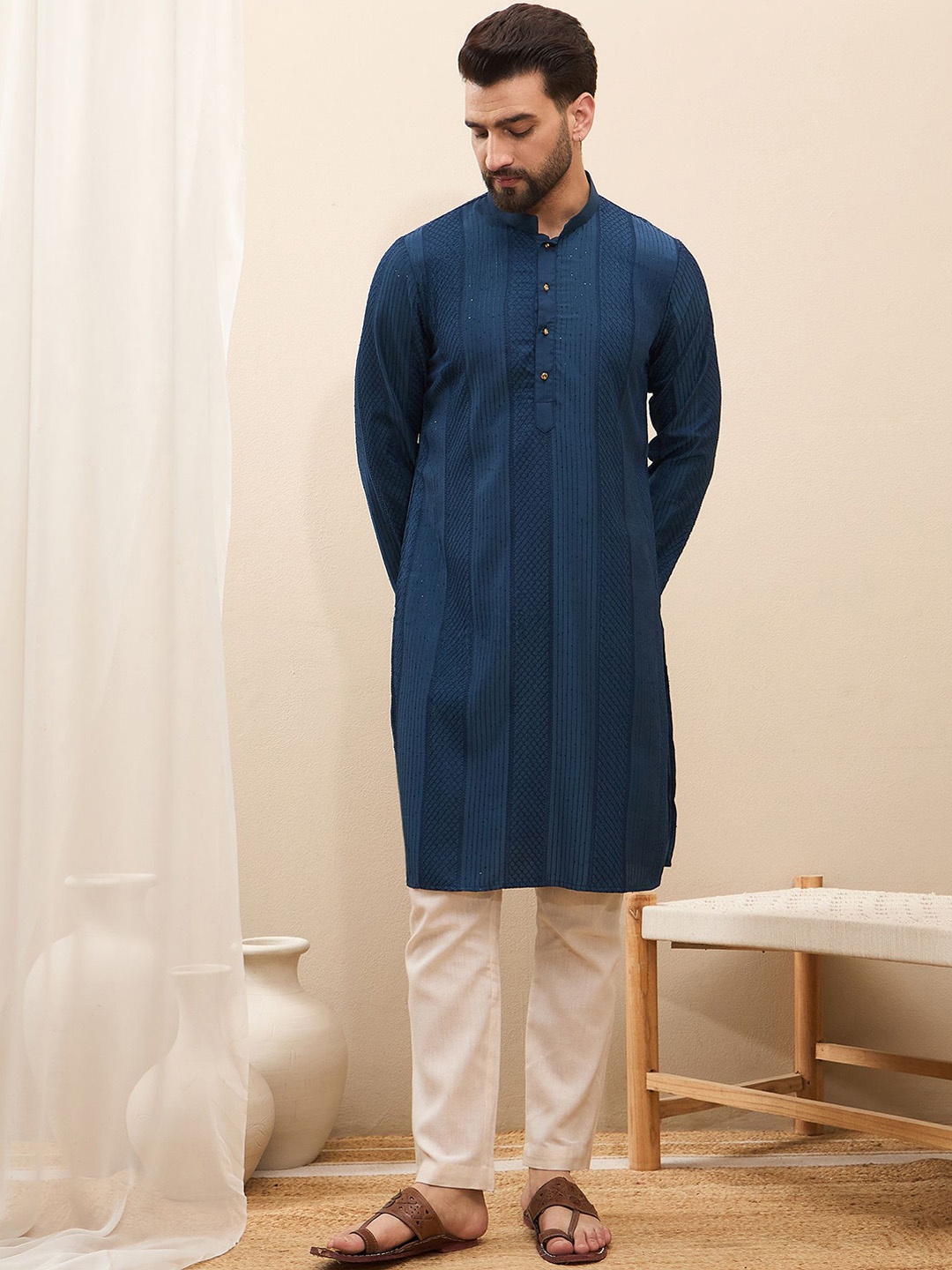 

SWAGG INDIA Geometric Embroidered Thread Work Straight Kurta, Navy blue