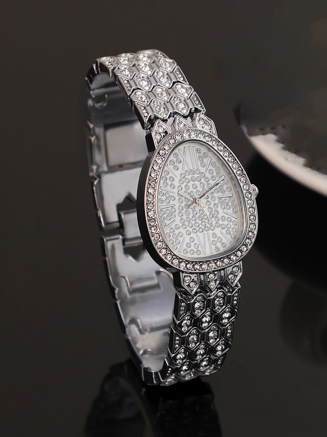 

HAUTE SAUCE by Campus Sutra Women Embellished Dial & Stainless Steel Bracelet Style Straps Analogue Watch, Silver