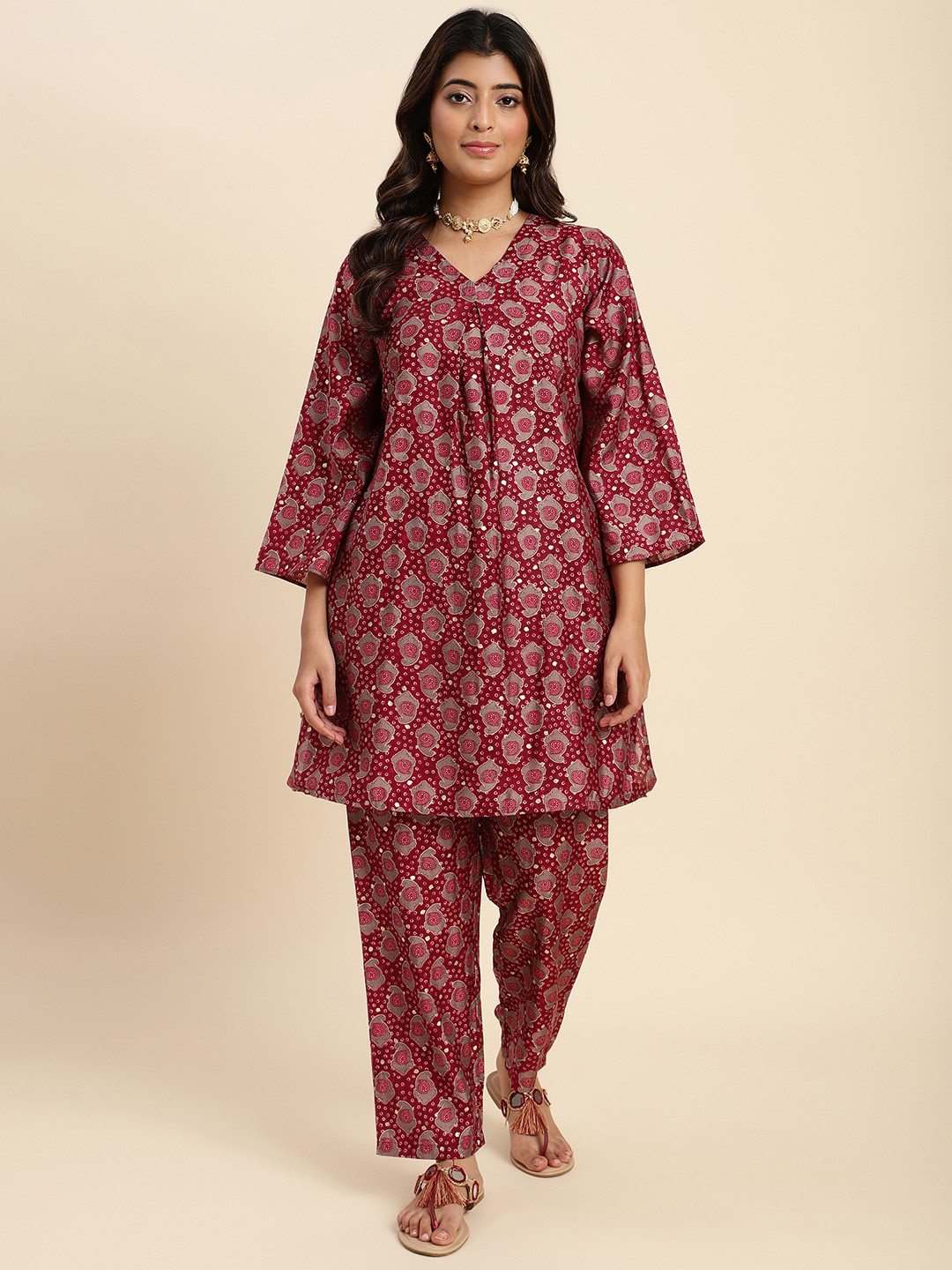 

DIVASTRI Paisley Printed V Neck Kurta With Trousers, Maroon