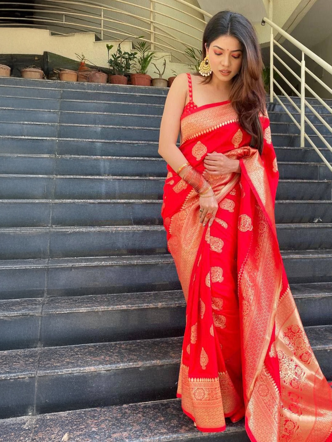 

VILLE FASHION Woven Design Zari Art Silk Kanjeevaram Saree, Red