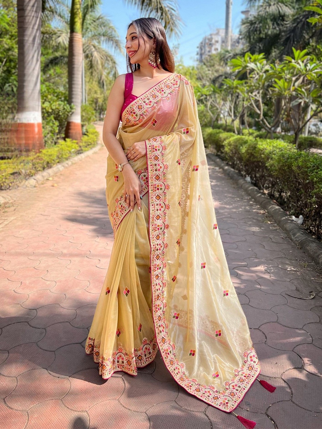 

DIVASTRI Embellished Embroidered Tissue Saree, Beige