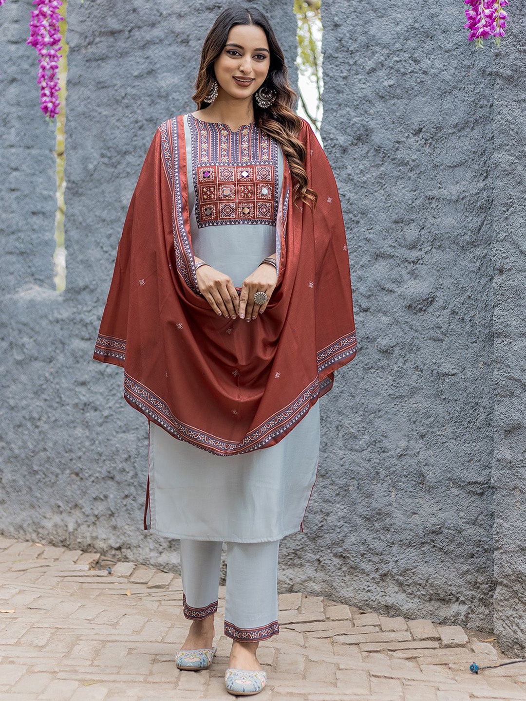 

MITTOO Ethnic Motifs Printed Straight Kurta With Trouser And Dupatta, Grey