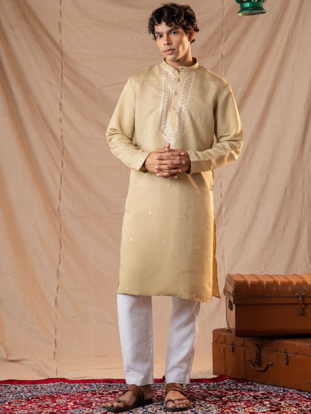 

5 Stitch Ethnic Motifs Embroidered Sequinned Mandarin Collar Chanderi Silk Kurta, Green