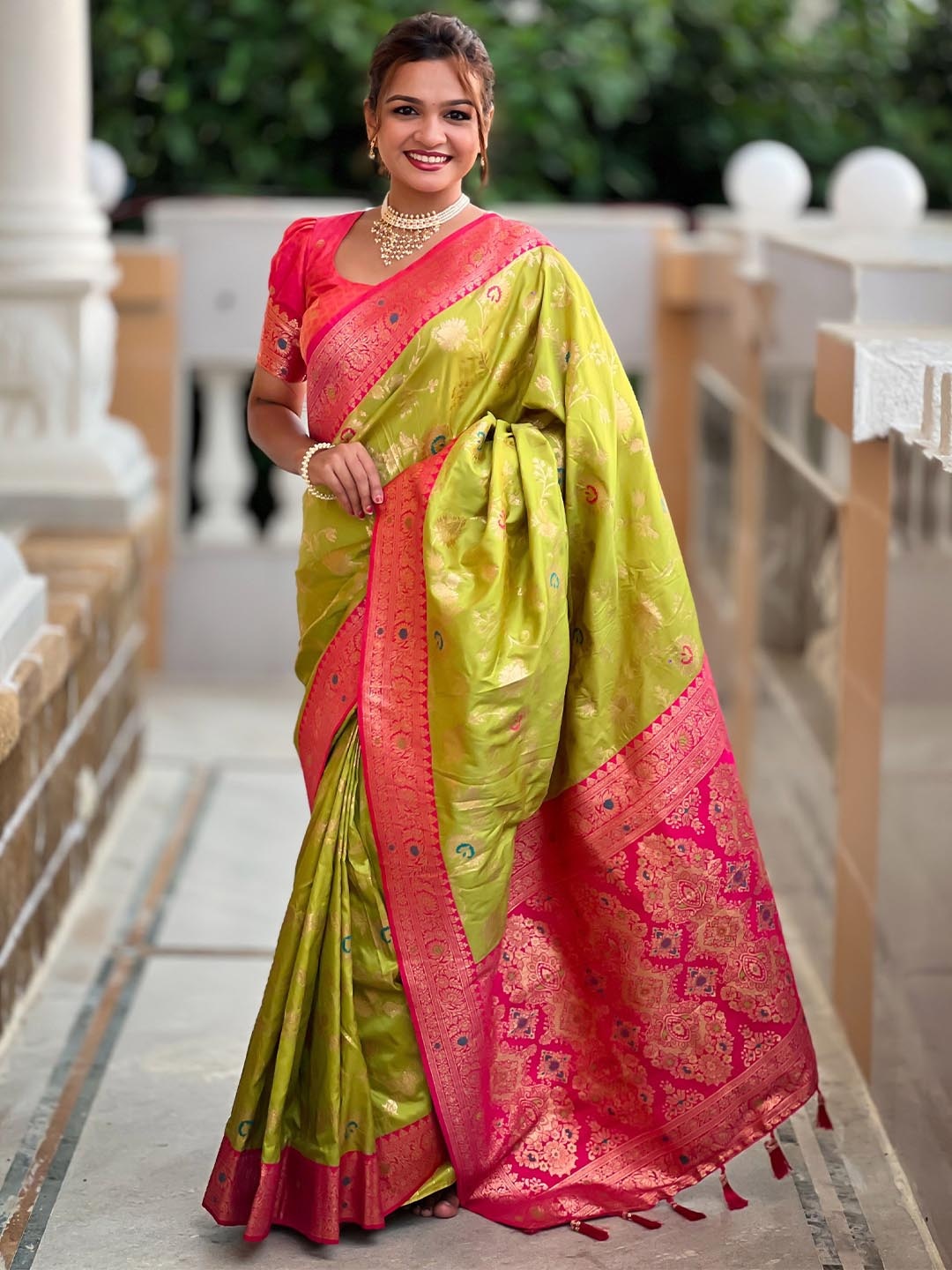 

Divyadham Textiles Woven Design Zari Pure Silk Banarasi Saree, Green