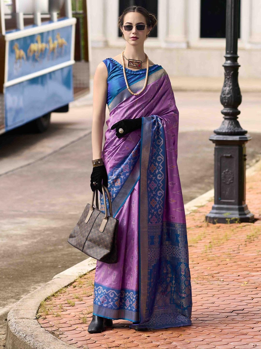 

DIVASTRI Woven Design Zari Silk Blend Saree, Lavender