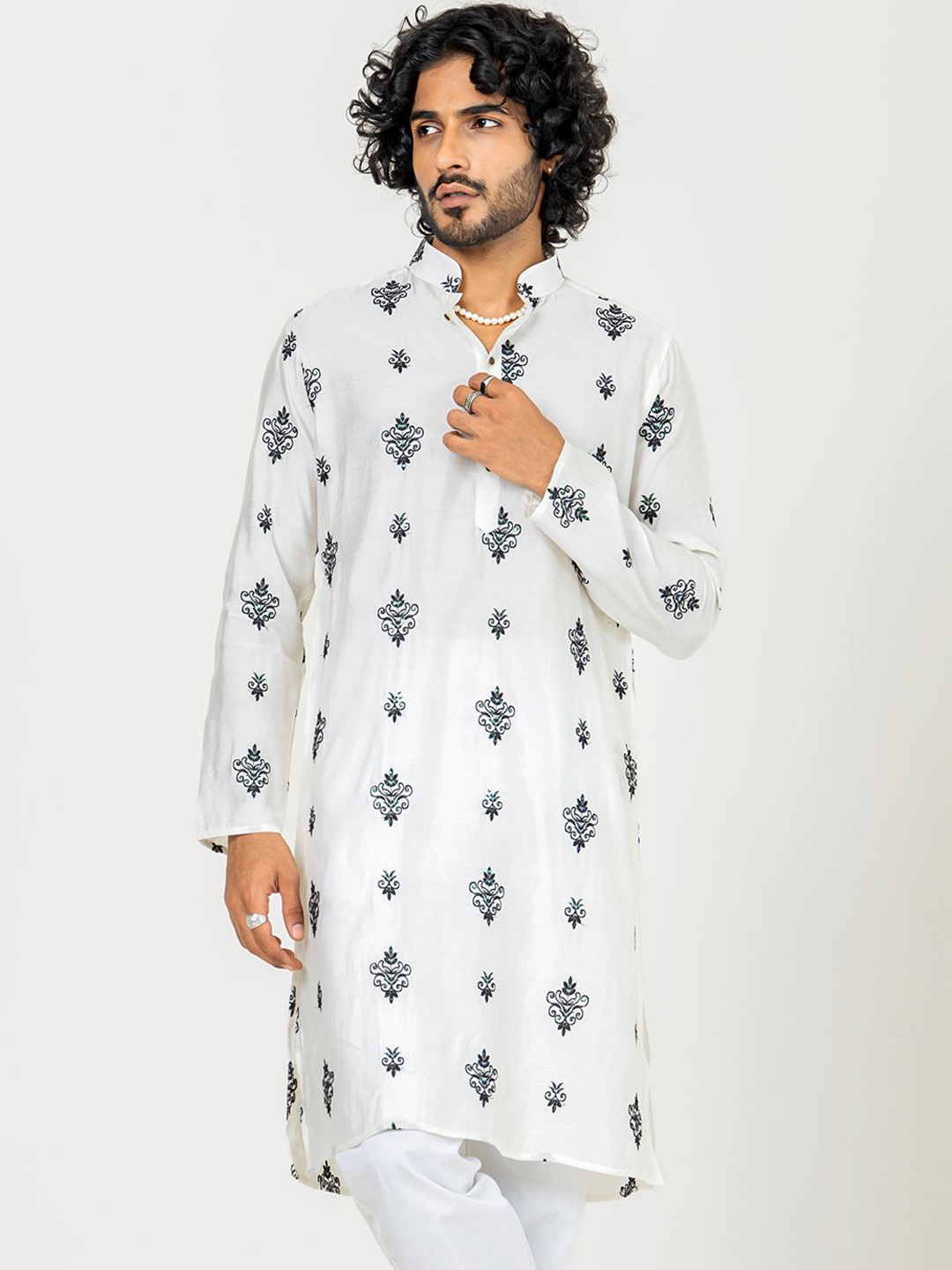 

Tistabene Embroidered Mandarin Collar Thread Work Handloom Straight Kurta, White