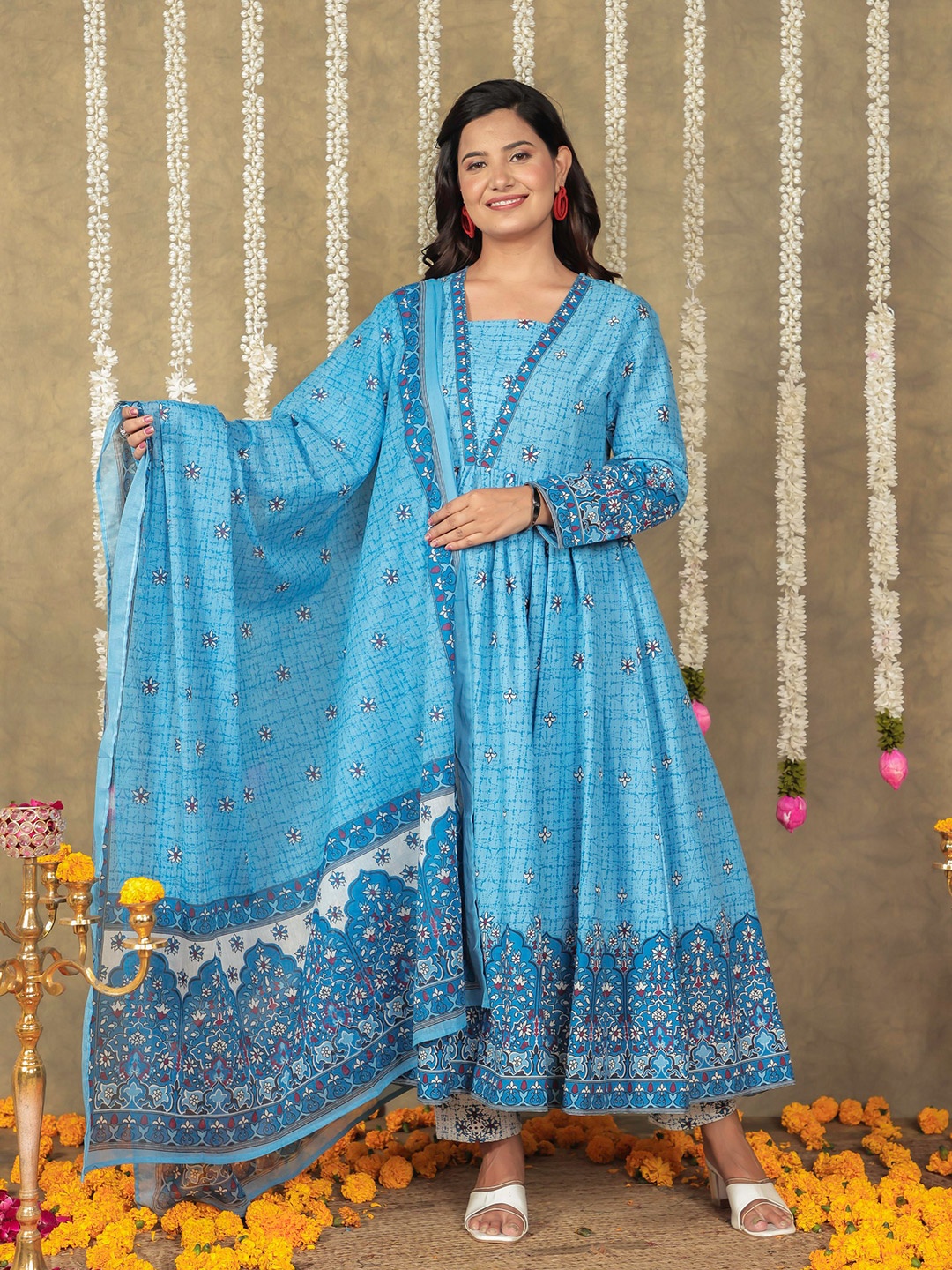 

Aramya Women Floral Printed Panelled Patchwork Pure Cotton Kurta with Trousers & With Dupatta, Blue