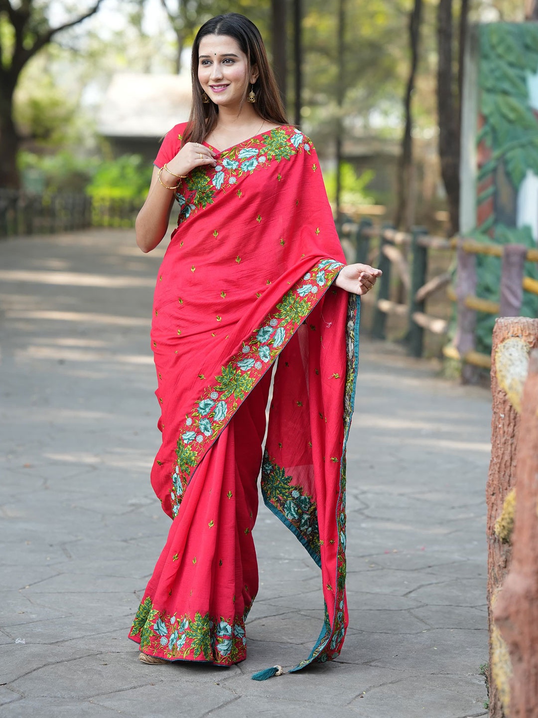 

NIWAA Floral Embroidered Tissue Saree, Red