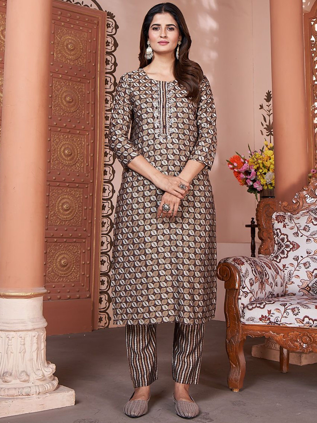

DIVASTRI Women Floral Printed Regular Gotta Patti Kurta with Trousers, Brown