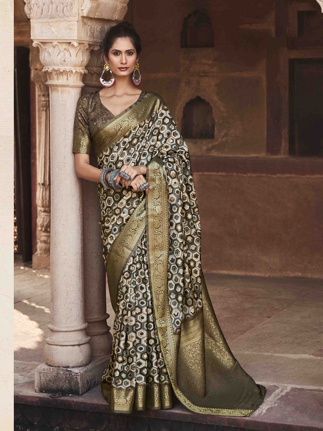 

DIVASTRI Zari Silk Blend Saree, Brown