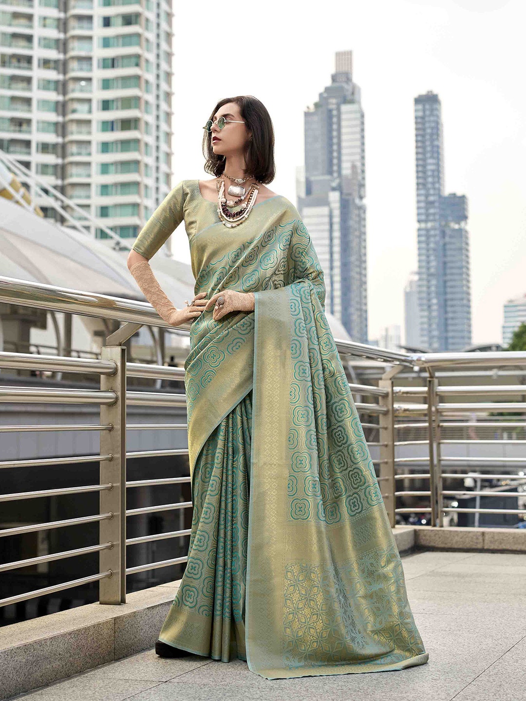 

DIVASTRI Woven Design Zari Silk Blend Kanjeevaram Saree, Green