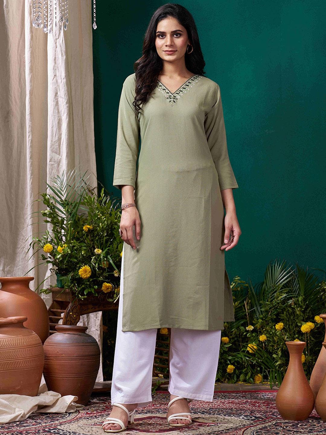 

DIVASTRI Women Floral Embroidered Regular Gotta Patti Pure Cotton Kurta with Trousers, Green