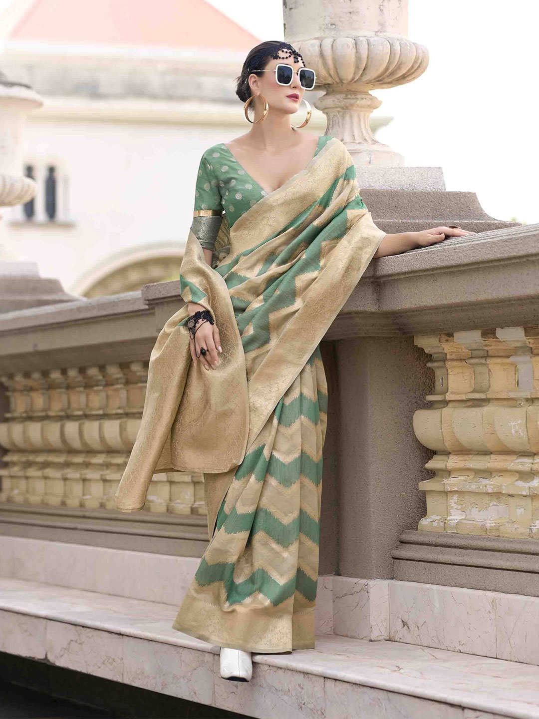 

DIVASTRI Woven Design Zari Linen Blend Saree, Sea green