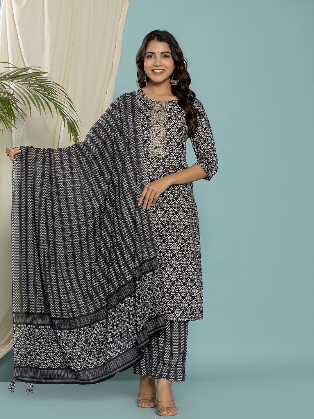 

Meena Bazaar Women Floral Printed Regular Kurta with Trousers & With Dupatta, Black
