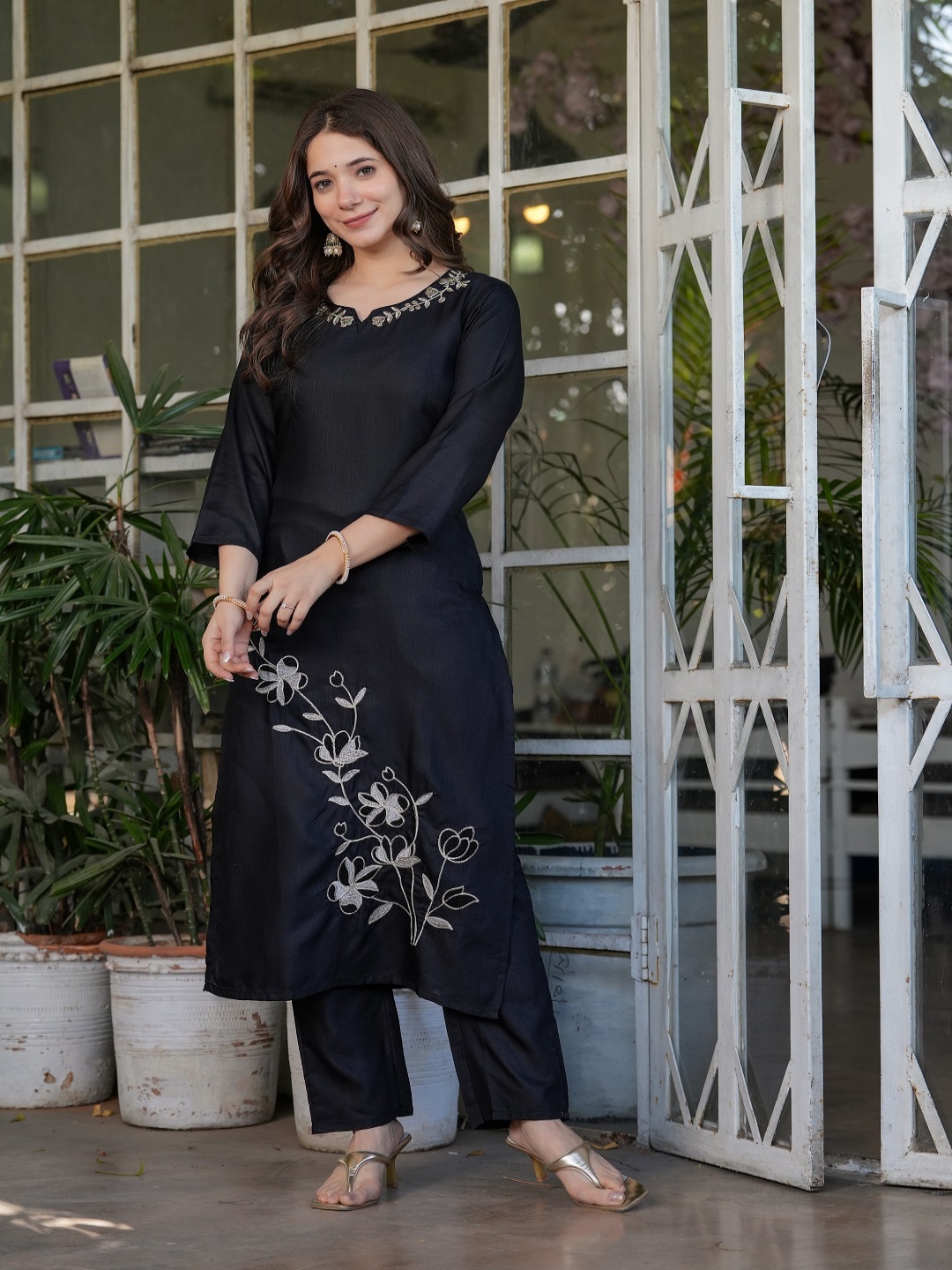 

ORUS Women Floral Embroidered Regular Thread Work Kurta with Trousers & With Dupatta, Black