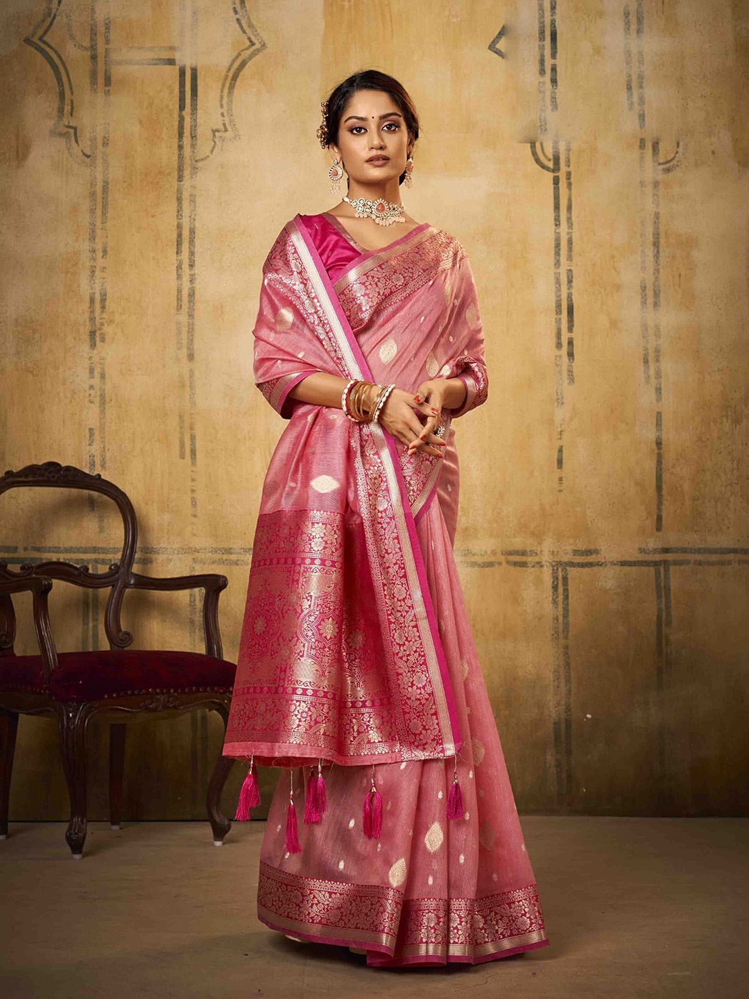 

DIVASTRI Woven Design Zari Silk Blend Saree, Pink