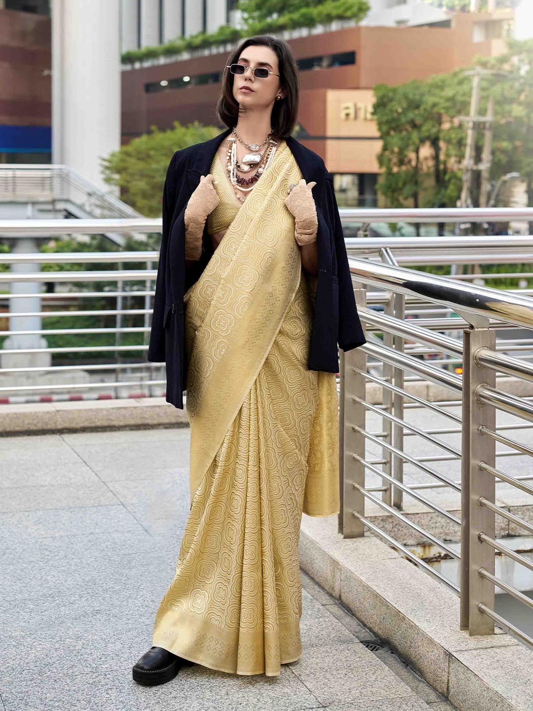 

DIVASTRI Woven Design Zari Silk Blend Kanjeevaram Saree, Gold