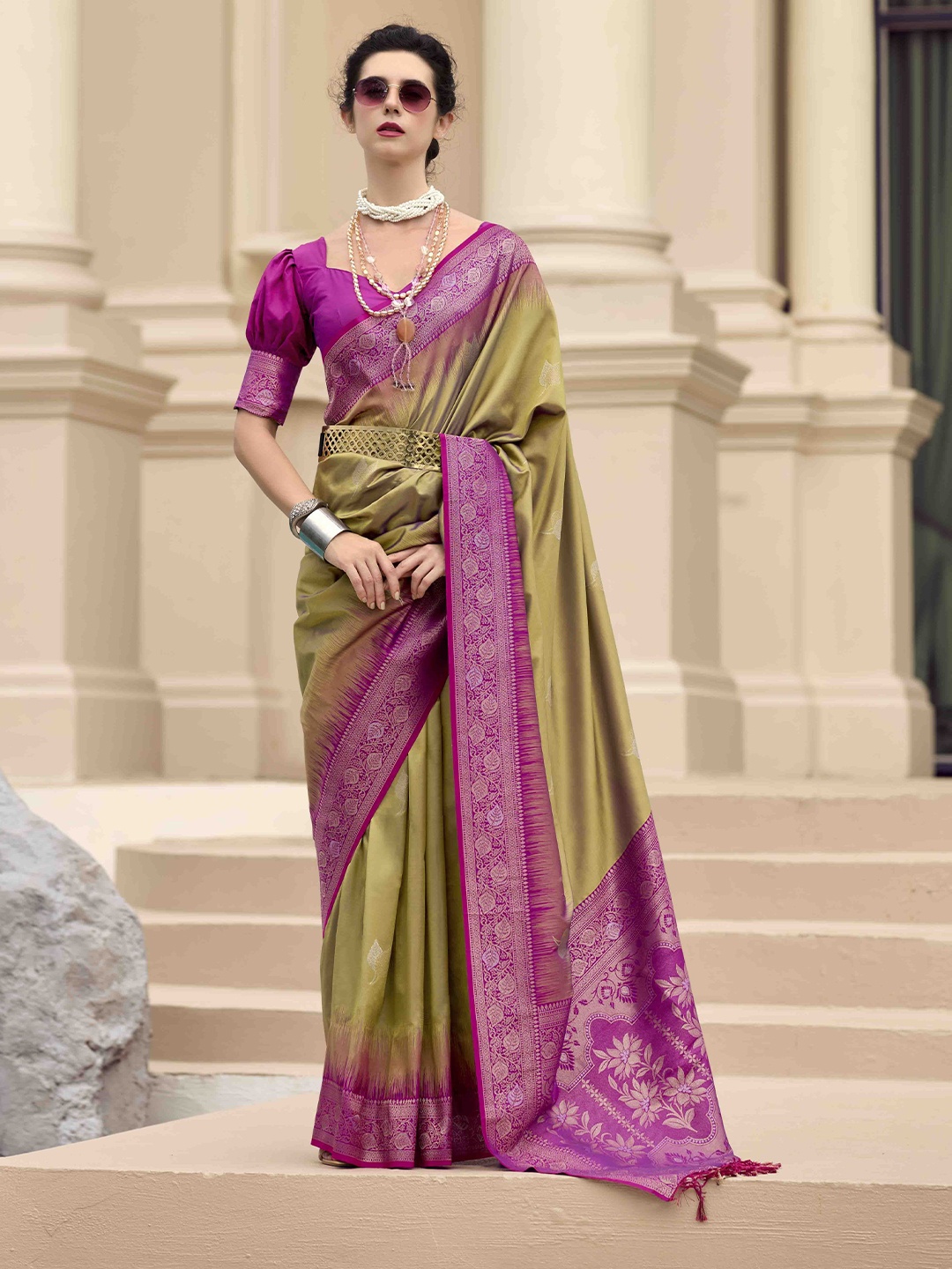 

DIVASTRI Woven Design Zari Silk Blend Saree, Green