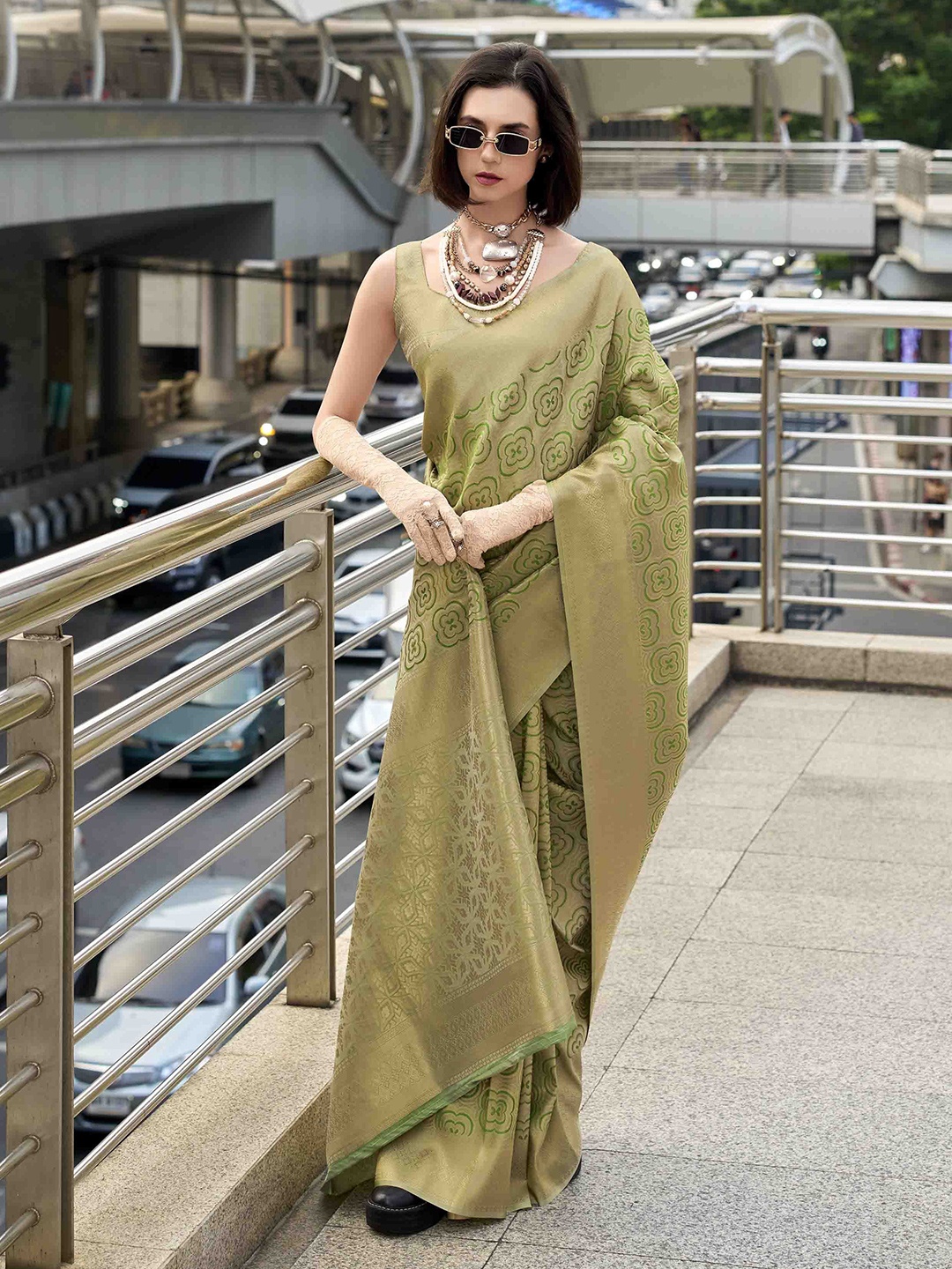 

Blissta Woven Design Zari Silk Blend Kanjeevaram Saree, Green