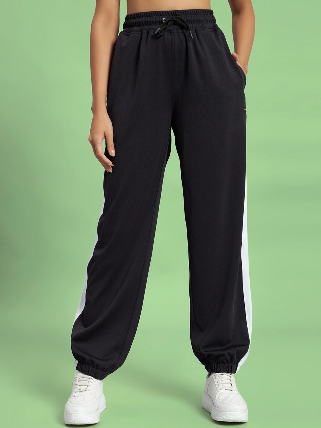 

WEARDUDS Women Relaxed-Fit Mid Rise Joggers, Black