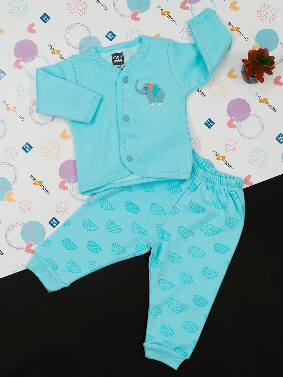 

MeeMee Unisex V-Neck Top With Pyjamas, Blue
