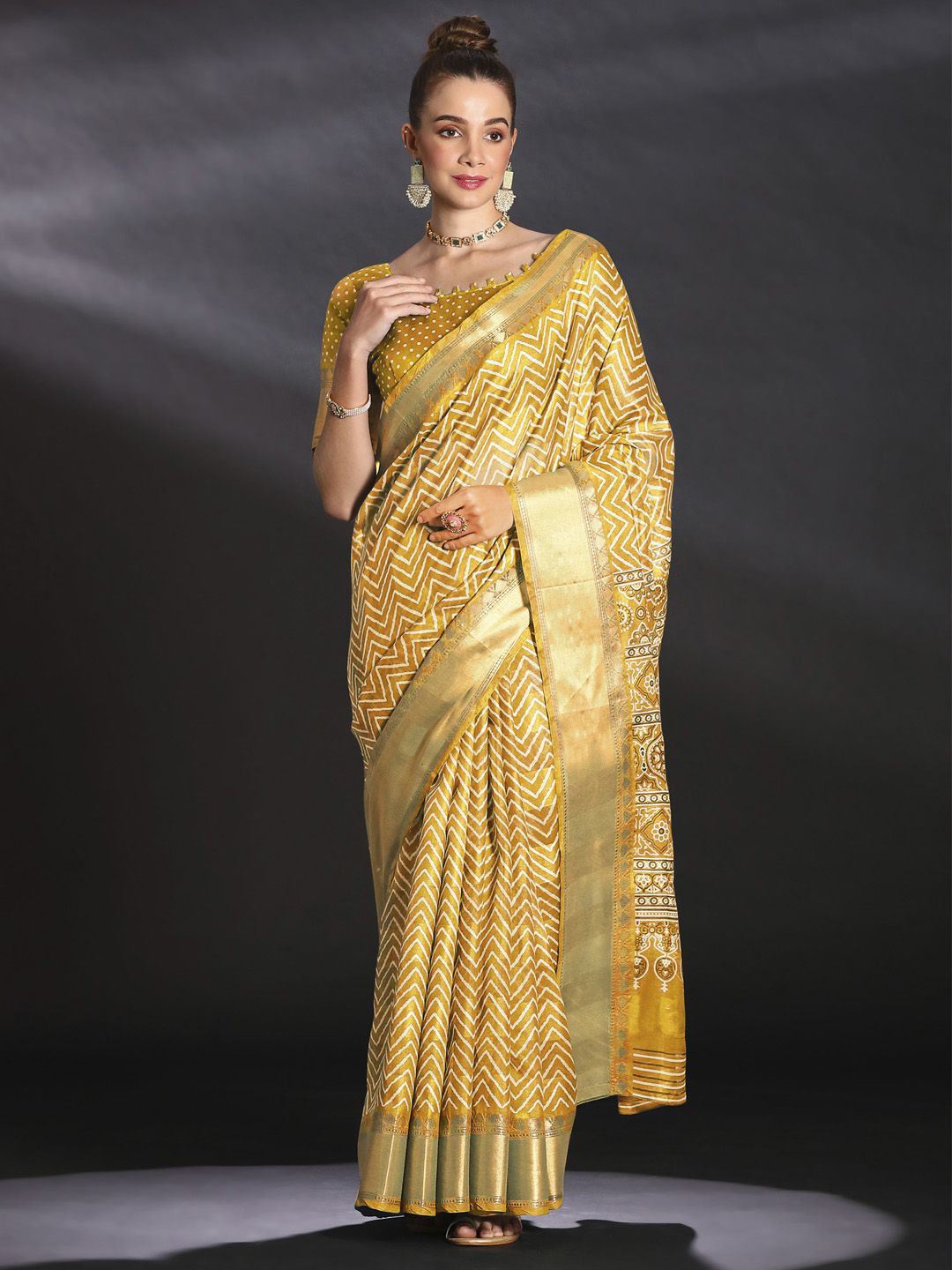 

Mitera Zari Art Silk Sungudi Saree, Mustard