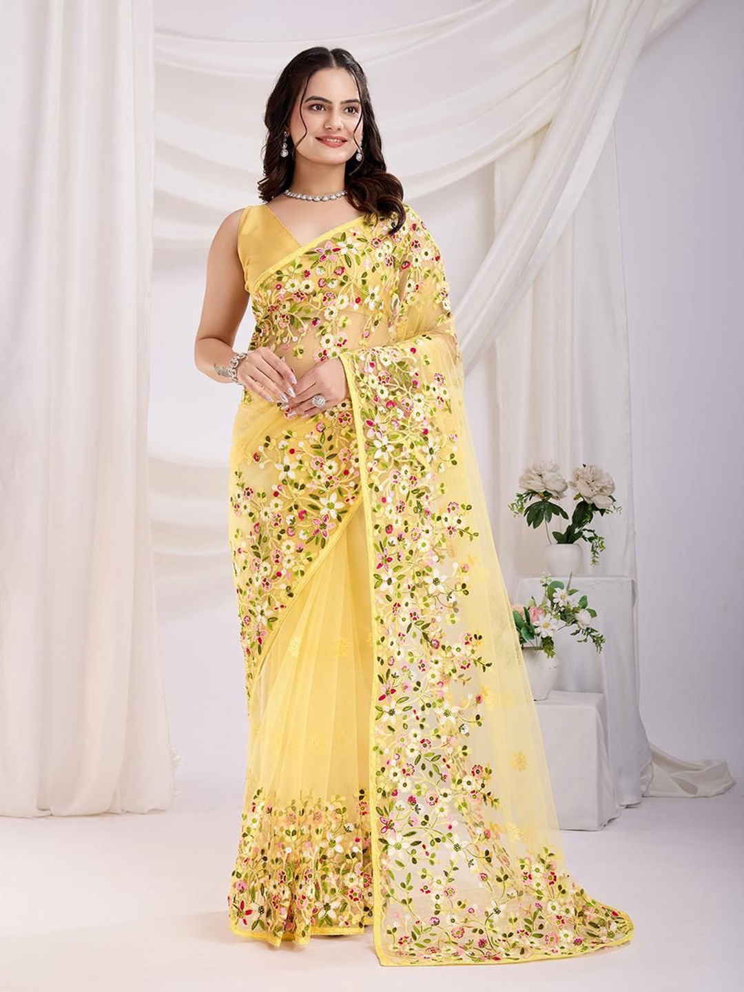

VenderVilla Floral Sequinned Net Saree, Yellow