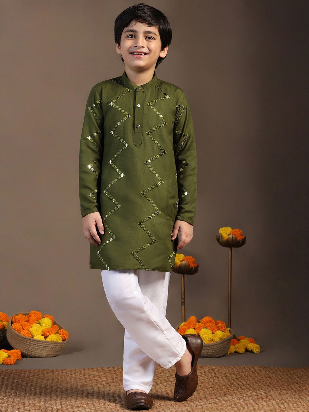 

BAESD Boys Ethnic Motifs Embroidered Regular Kurta with Pyjamas, Olive