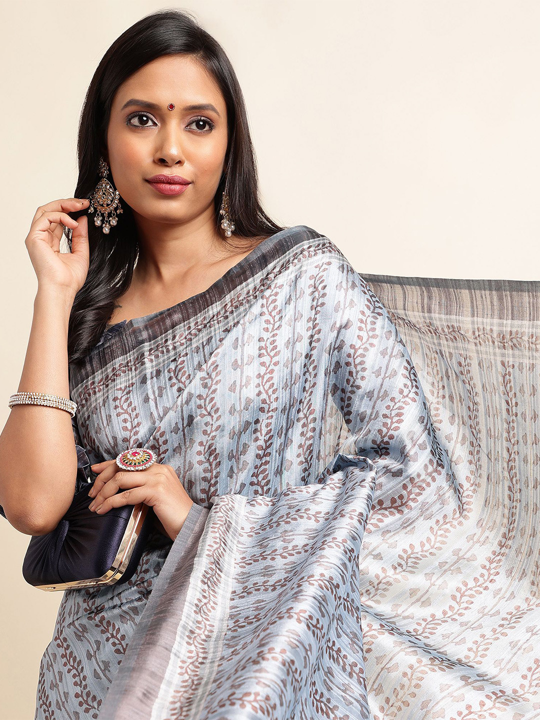 

DIVASTRI Floral Silk Blend Saree, Blue